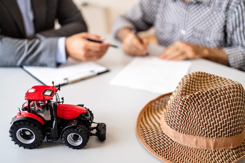 concessionnaire de machines agricoles l agriculteur signe le contrat et achete un nouveau tracteur pour la culture