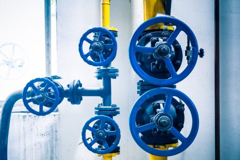 conduites d acier et cables dans une usine
