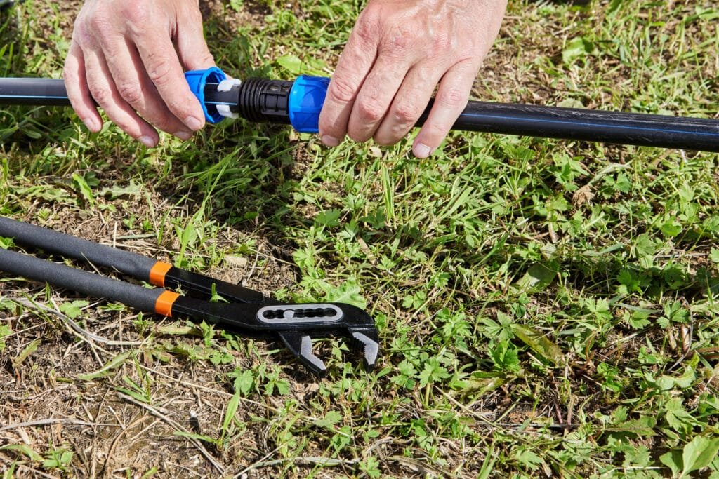 connexion des tuyaux hdpe avec un accouplement a compression lors de l installation de l approvisionnement en eau d irrigation