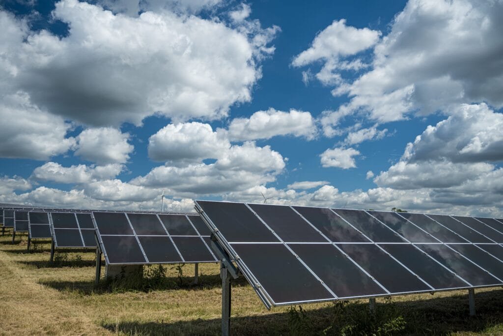panneaux solaires utilises pour l energie renouvelable sur le terrain sous le ciel plein de nuages