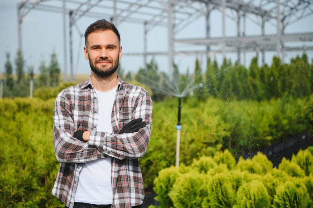 portrait d un jeune jardinier sur une plantation de semis de brousse 1