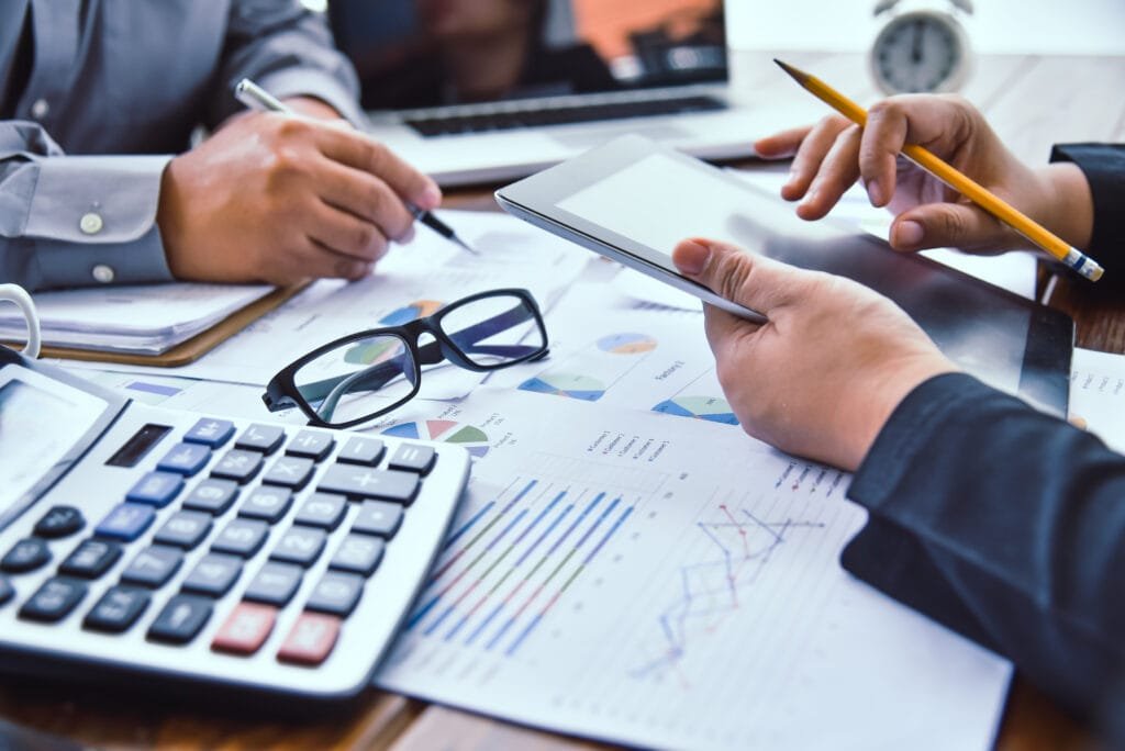 travail d equipe d affaires travaillant avec un ordinateur portable dans un bureau en open space rapport de reunion en cours